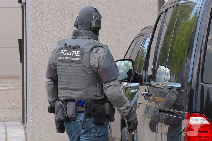 Arrestatieteam beukt woning open en arresteert verdachte