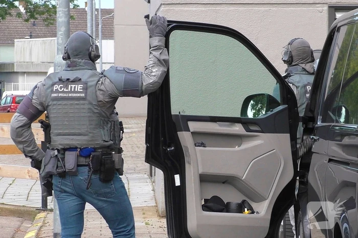 Arrestatieteam beukt woning open en arresteert verdachte