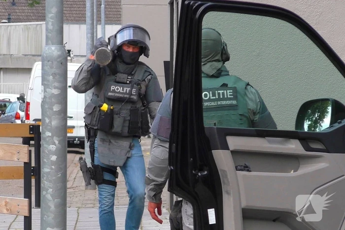 Arrestatieteam beukt woning open en arresteert verdachte