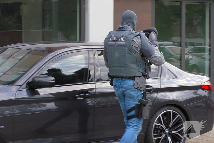 Arrestatieteam beukt woning open en arresteert verdachte
