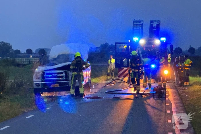 Pick-up vliegt in brand tijdens rit
