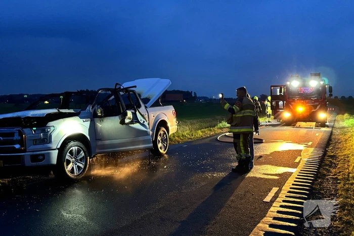 Pick-up vliegt in brand tijdens rit