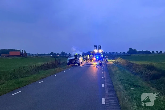 Pick-up vliegt in brand tijdens rit