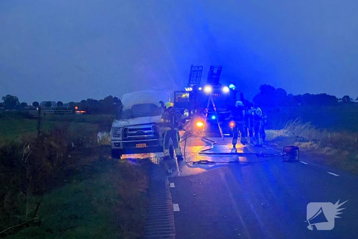 Pick-up vliegt in brand tijdens rit