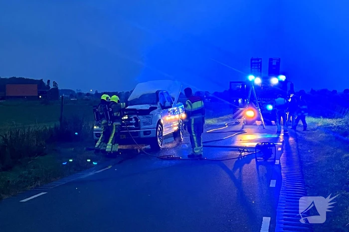 Pick-up vliegt in brand tijdens rit