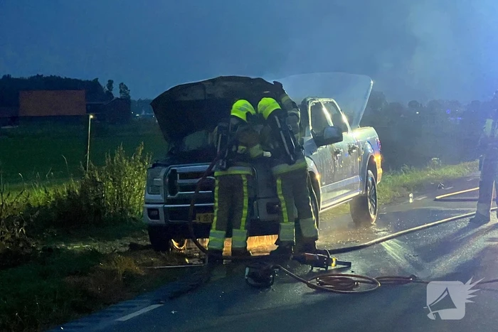 Pick-up vliegt in brand tijdens rit