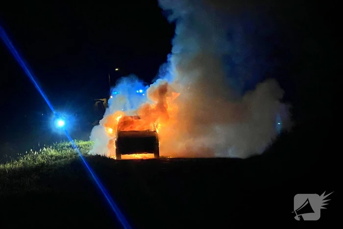 Auto gaat volledig in vlammen op