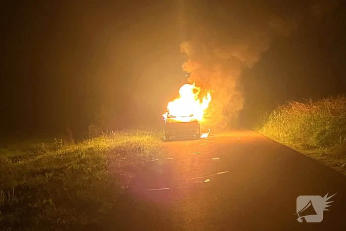 Auto gaat volledig in vlammen op