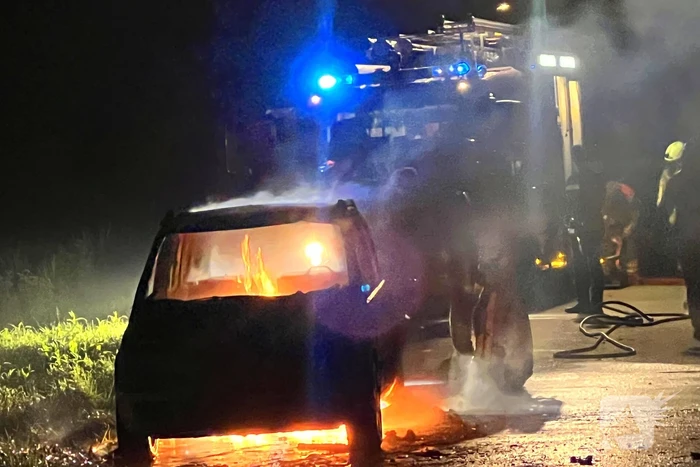 Auto gaat volledig in vlammen op