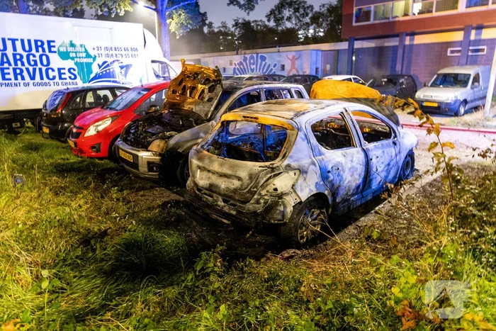 Vlammenzee op parkeerplaats in nachtelijke uren