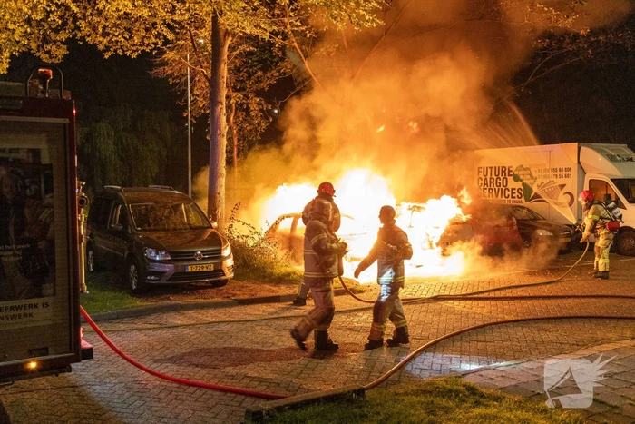 Vlammenzee op parkeerplaats in nachtelijke uren
