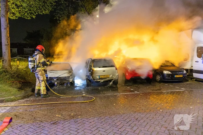 Vlammenzee op parkeerplaats in nachtelijke uren