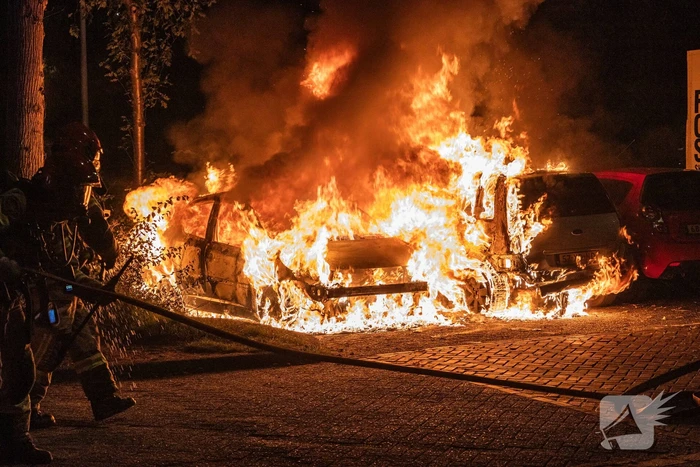 Vlammenzee op parkeerplaats in nachtelijke uren
