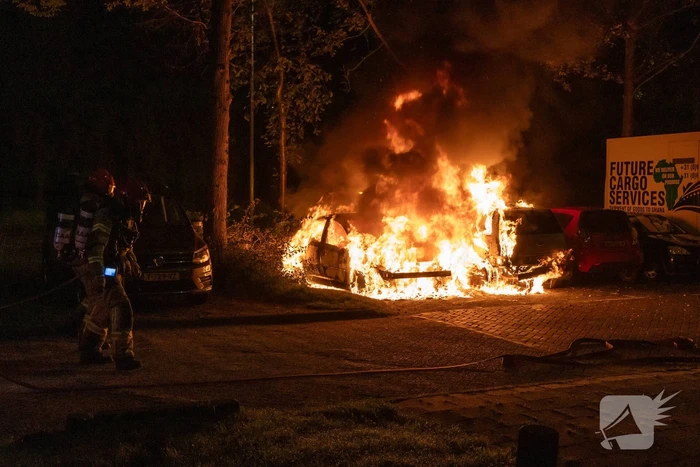 Vlammenzee op parkeerplaats in nachtelijke uren