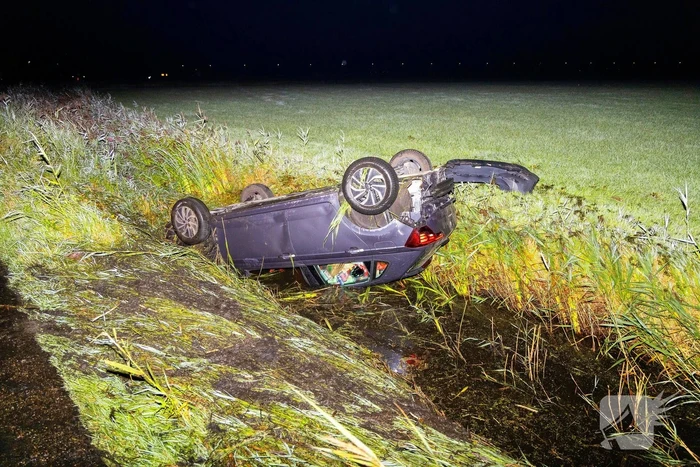 Auto slaat over de kop en belandt in sloot