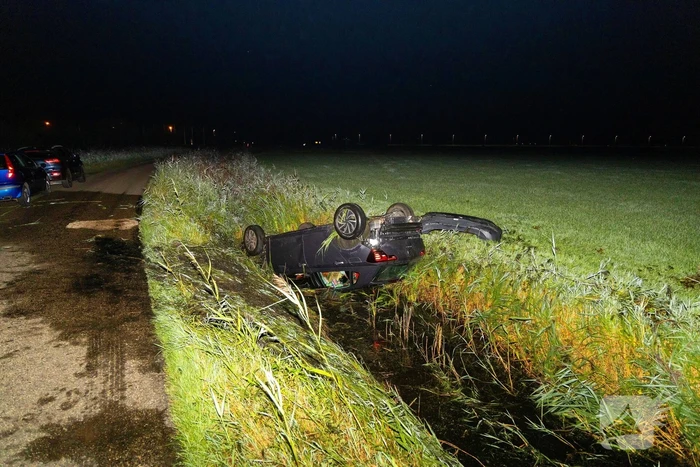 Auto slaat over de kop en belandt in sloot