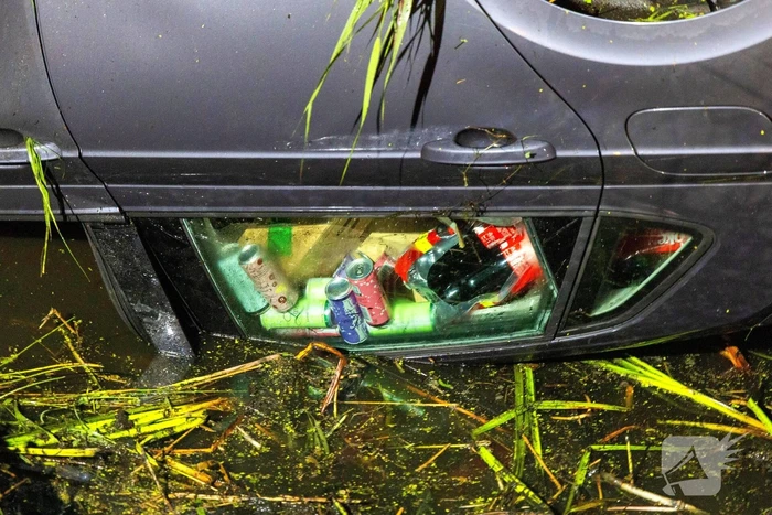 Auto slaat over de kop en belandt in sloot