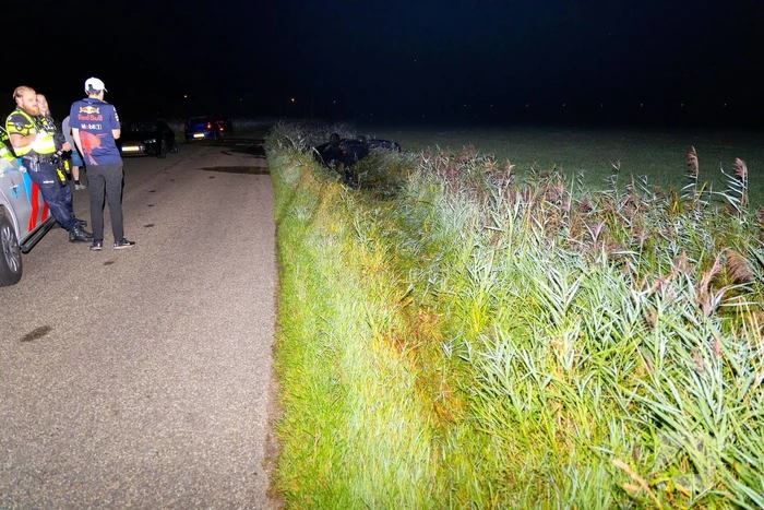 Auto slaat over de kop en belandt in sloot
