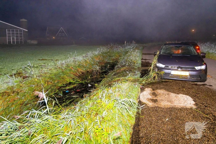 Auto slaat over de kop en belandt in sloot