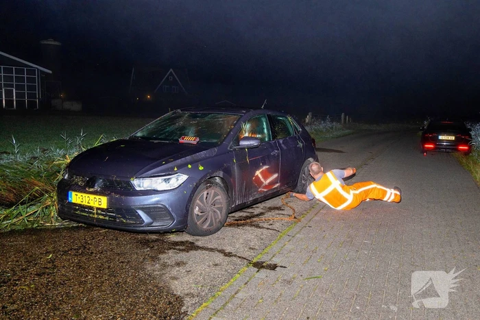 Auto slaat over de kop en belandt in sloot