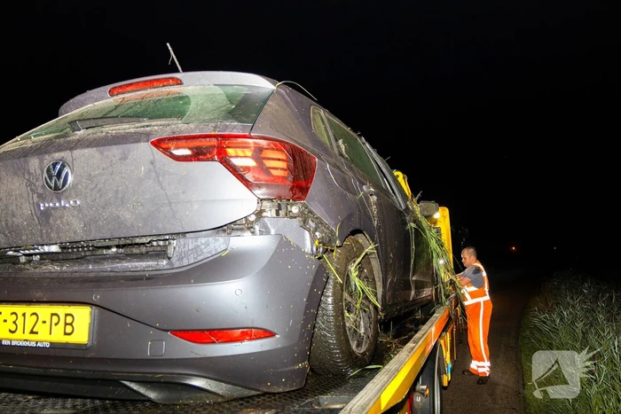 Auto slaat over de kop en belandt in sloot
