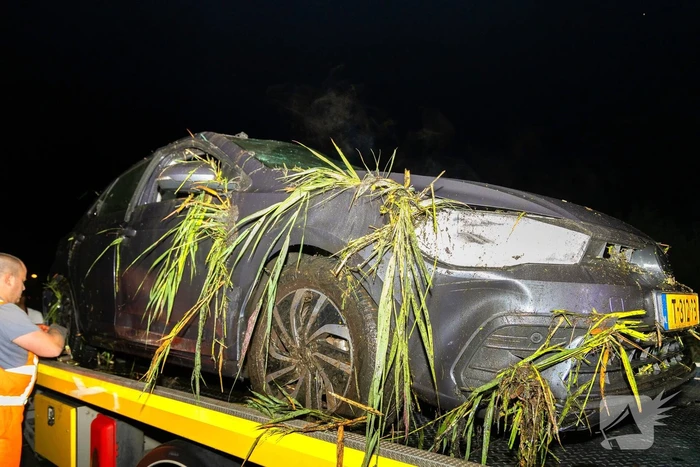 Auto slaat over de kop en belandt in sloot