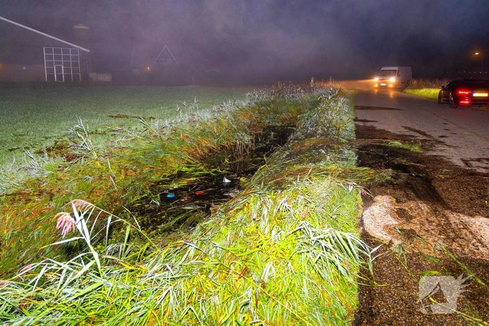 Auto slaat over de kop en belandt in sloot