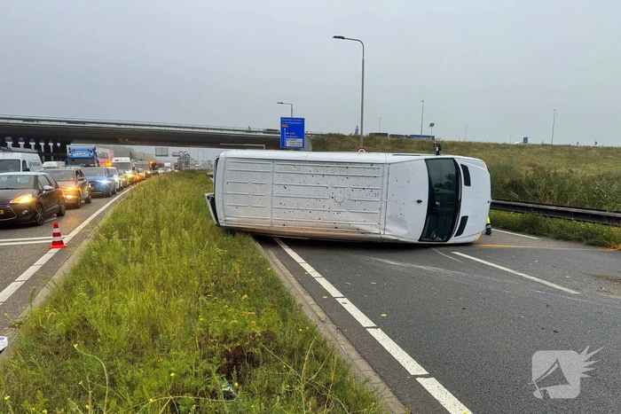 Ambulancedienst ingezet na ongeluk bij snelwegaansluiting