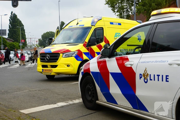 Bestelbus met laadbak botst op personenauto