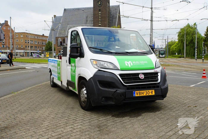 Bestelbus met laadbak botst op personenauto