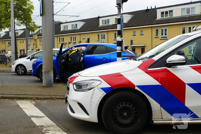 Bestelbus met laadbak botst op personenauto
