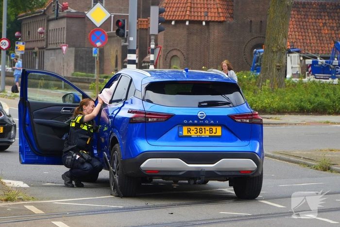 Bestelbus met laadbak botst op personenauto