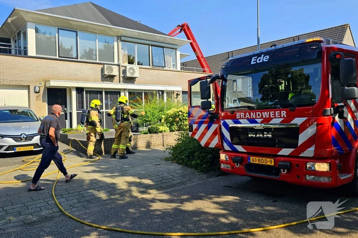Brand op dak van woning