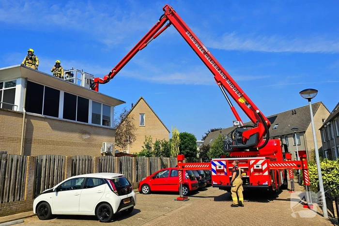 Brand op dak van woning