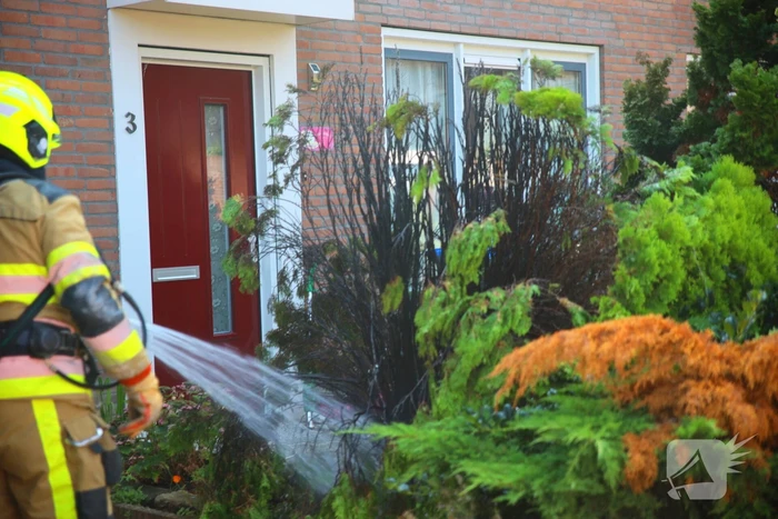 Gasbrander veroorzaakt brand in voortuin