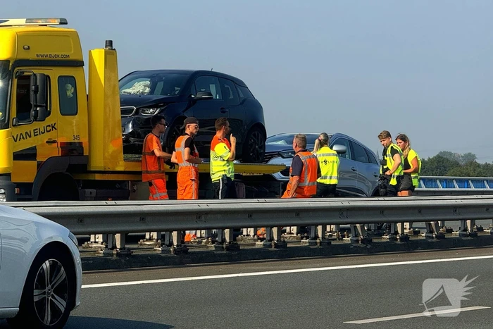 Botsing tussen twee auto's leidt tot vertraging op de snelweg