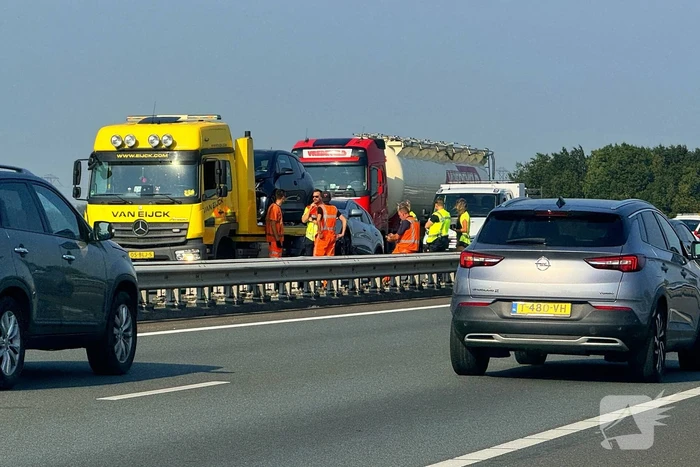 Botsing tussen twee auto's leidt tot vertraging op de snelweg