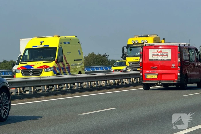 Botsing tussen twee auto's leidt tot vertraging op de snelweg
