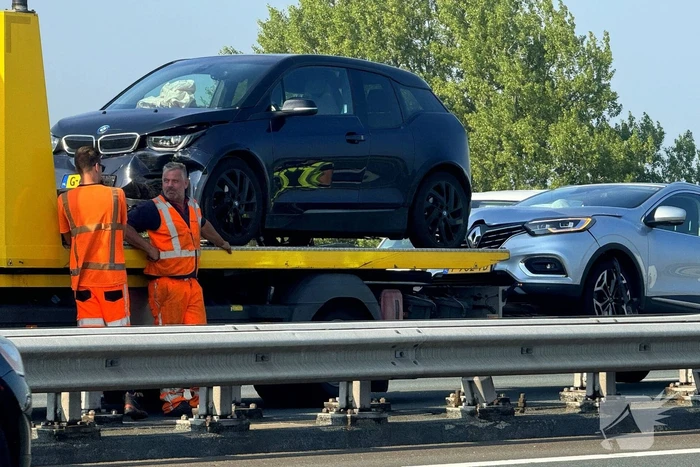 Botsing tussen twee auto's leidt tot vertraging op de snelweg