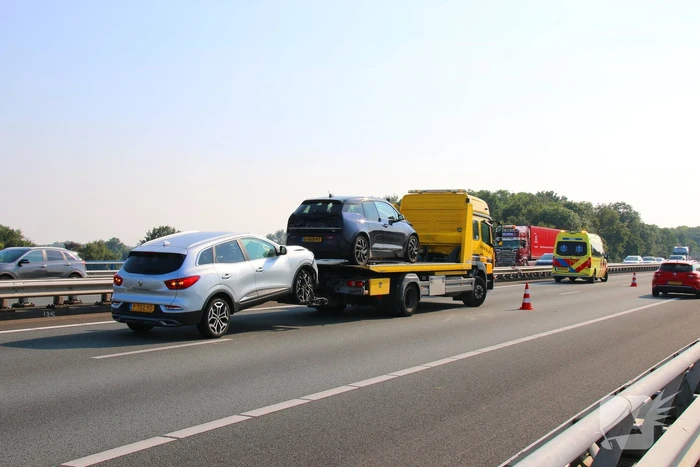 Botsing tussen twee auto's leidt tot vertraging op de snelweg