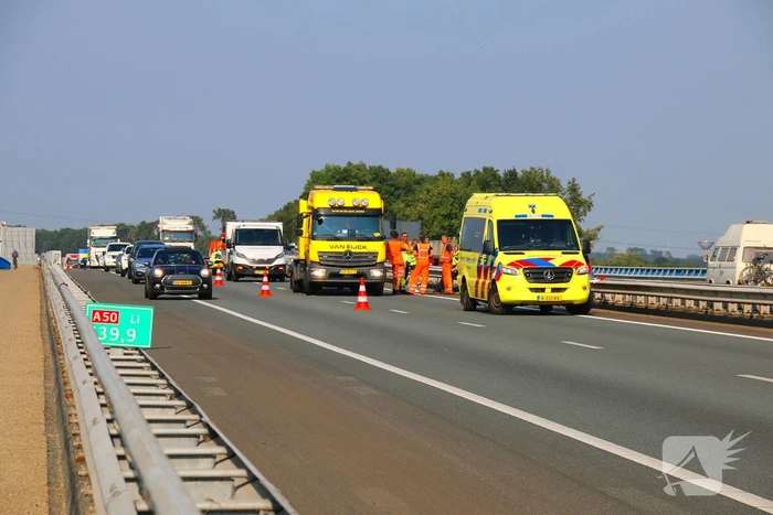 Botsing tussen twee auto's leidt tot vertraging op de snelweg