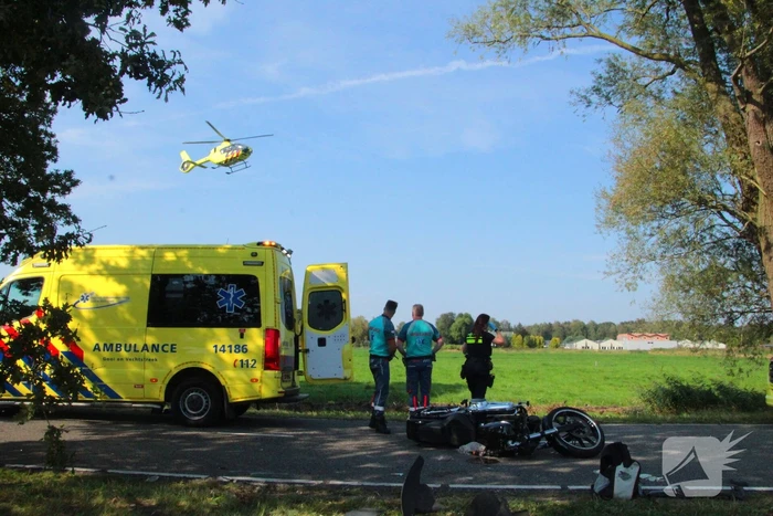 Traumahelikopter ingezet na botsing tussen motor en auto