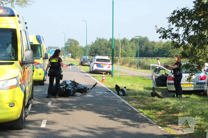 Traumahelikopter ingezet na botsing tussen motor en auto