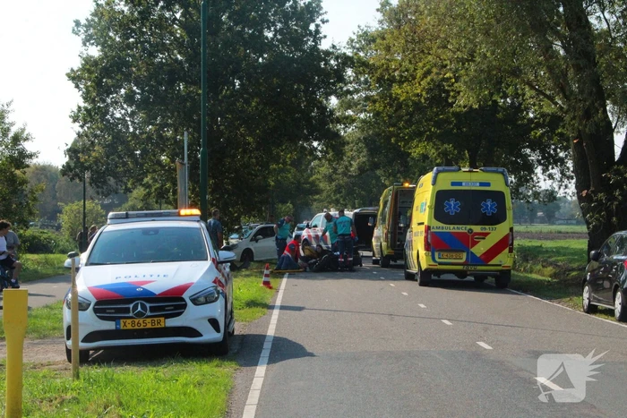 Traumahelikopter ingezet na botsing tussen motor en auto