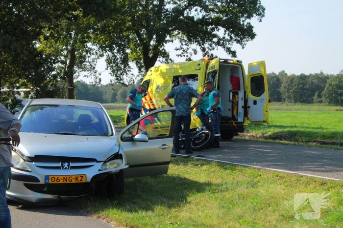 Traumahelikopter ingezet na botsing tussen motor en auto