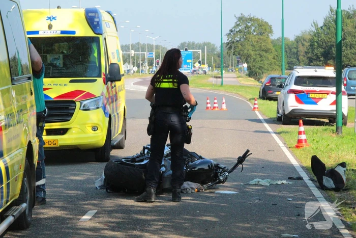 Traumahelikopter ingezet na botsing tussen motor en auto