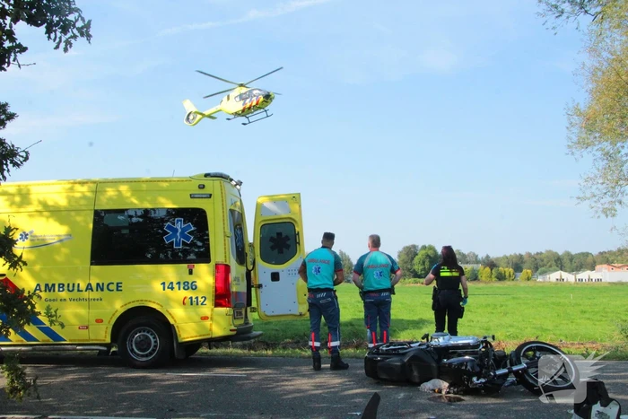 Traumahelikopter ingezet na botsing tussen motor en auto