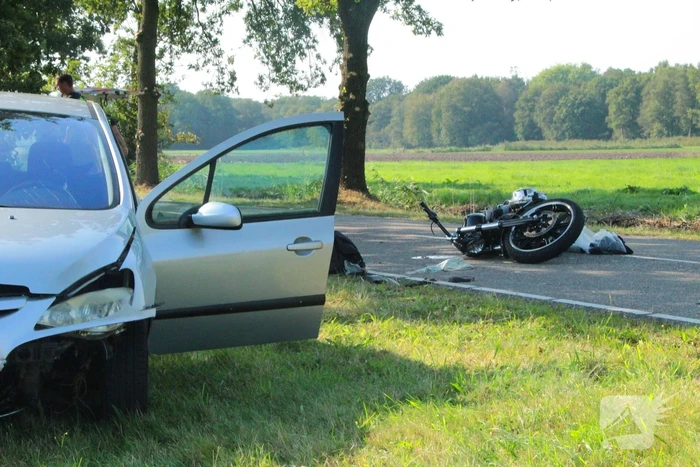 Traumahelikopter ingezet na botsing tussen motor en auto