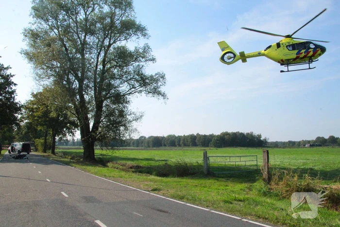 Traumahelikopter ingezet na botsing tussen motor en auto
