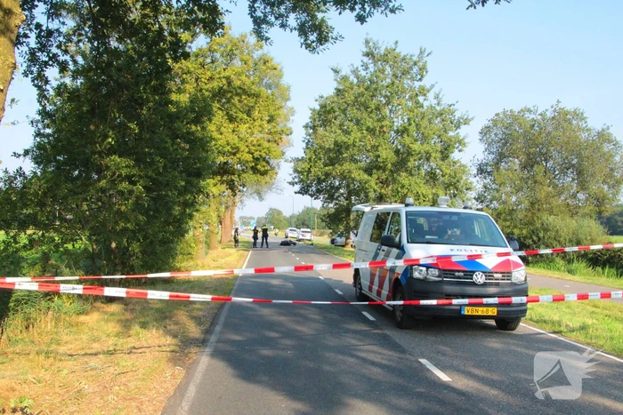 Traumahelikopter ingezet na botsing tussen motor en auto